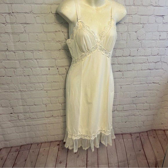 Vintage "Movie Star" white lace pleated midi slip USA made size 34 short nylon - Picture 9 of 15